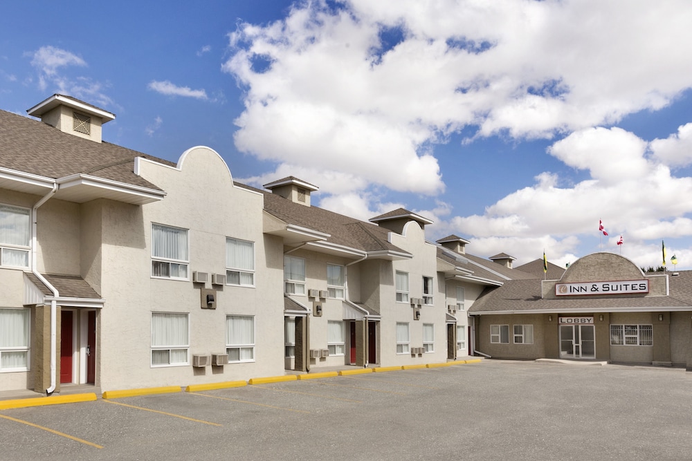 Colonial Square Inn And Suites 20/25
