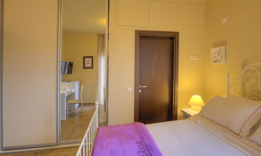 Marini Luxury Apartments And Suites 13/75