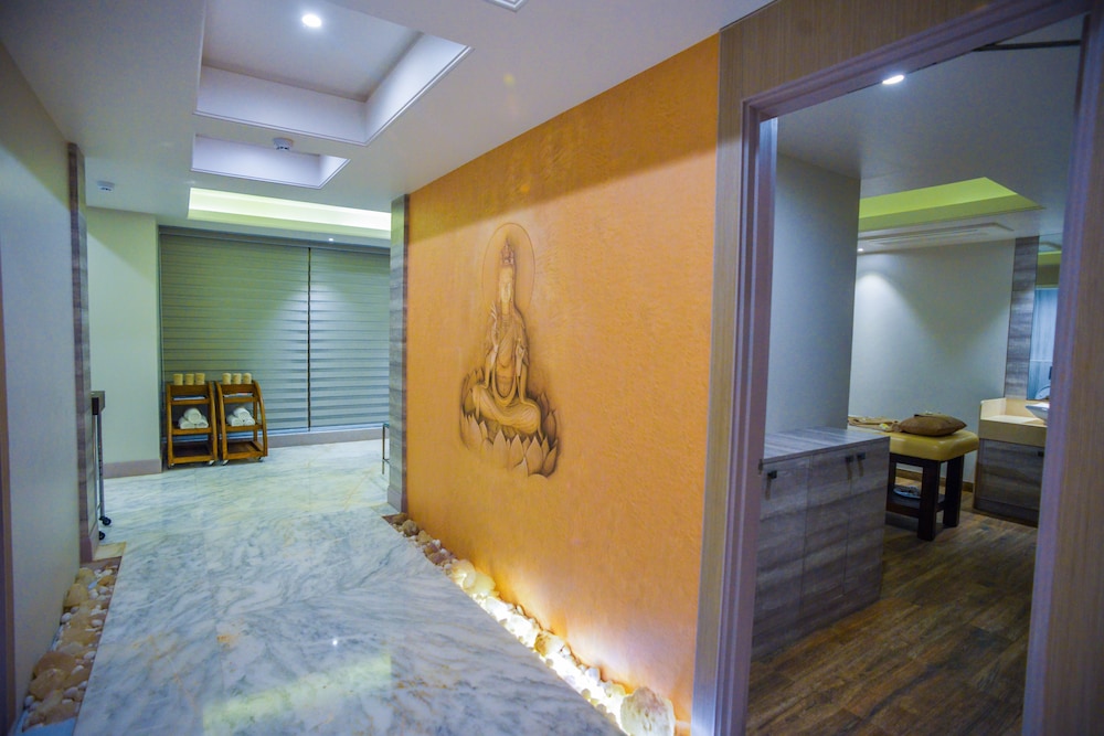 Efcee Sarovar Premiere Bhavnagar 25/52