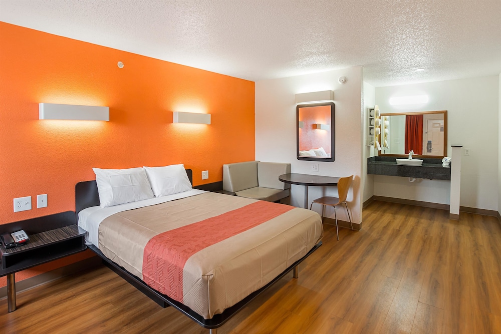 Motel6 Grand Prairie, TX - Near Six Flags Drive 18/44