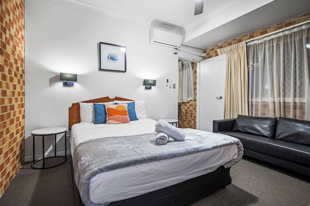 CONNECTING, MULTIPLE BEDROOMS, SUITE