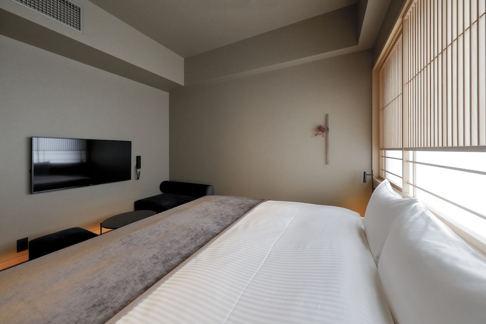 MODERATE, KING BED
