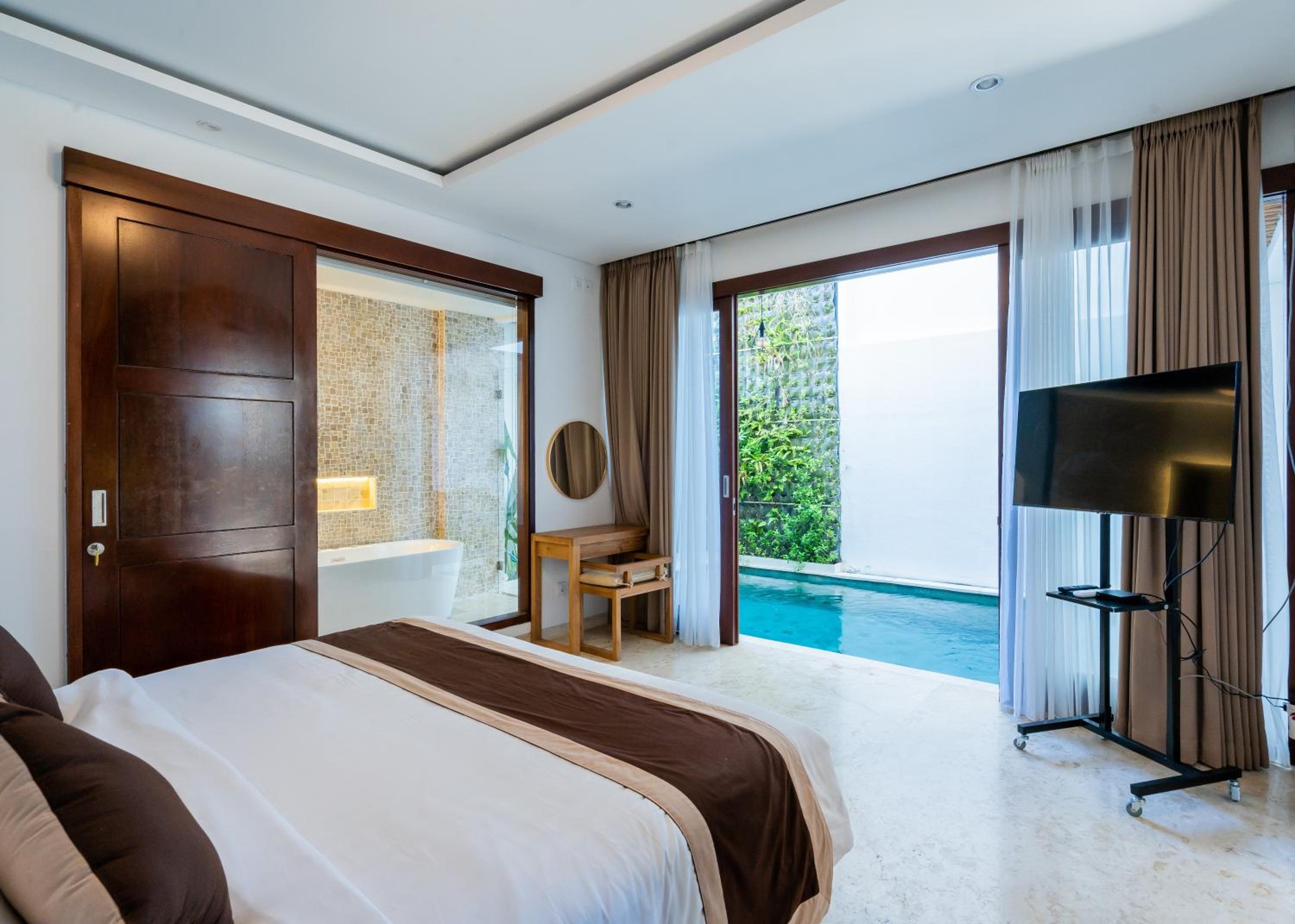 2 Bedrooms, Pool, Villa