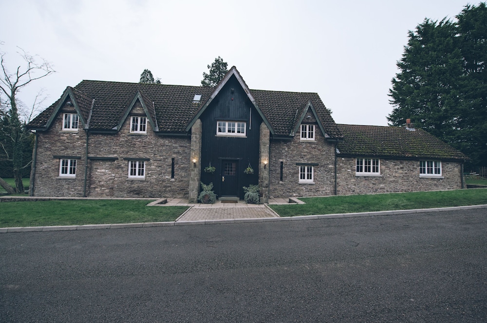 Cwrt Bleddyn Hotel & Spa 2/42