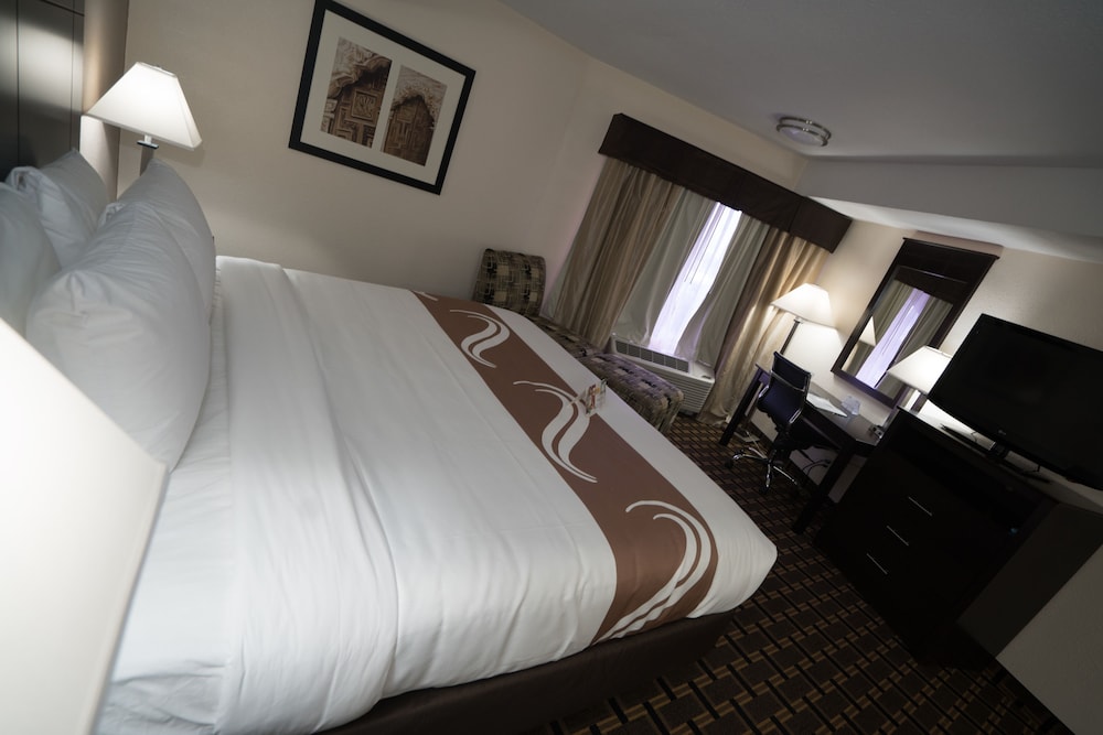 SUITE, KING BED