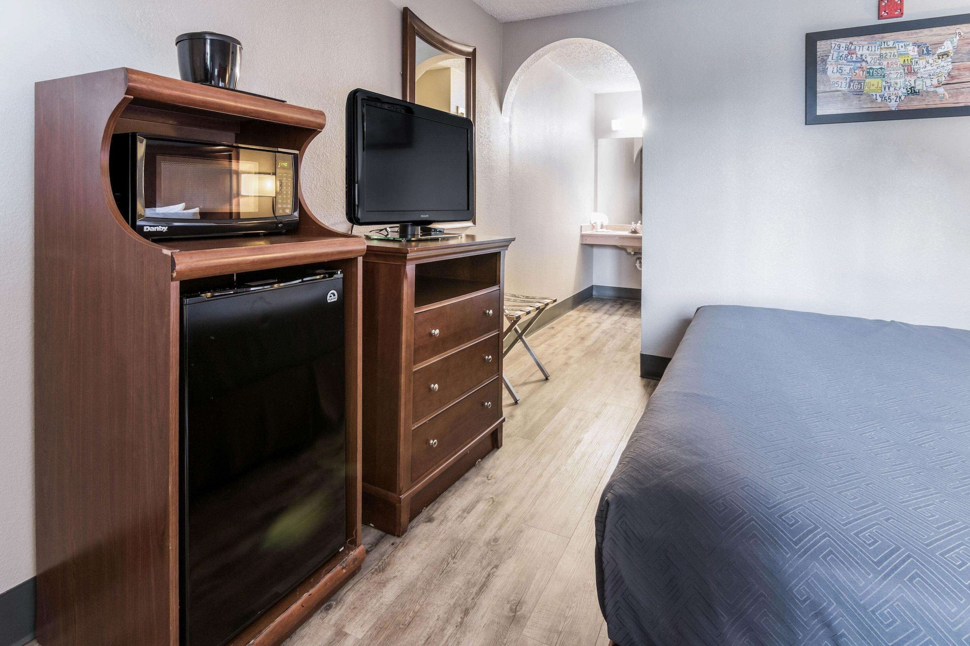 غرفة بسرير كينج لذوي الإعاقة، Econo Lodge Gainesville Downtown Area 2/4