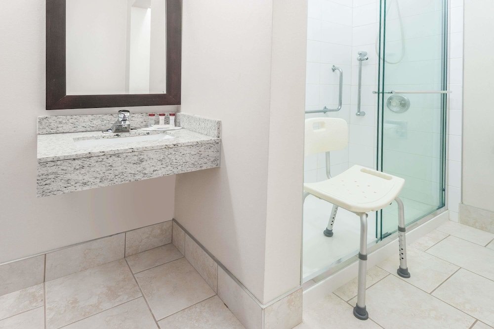 Ramada By Wyndham Edmonton South 22/33