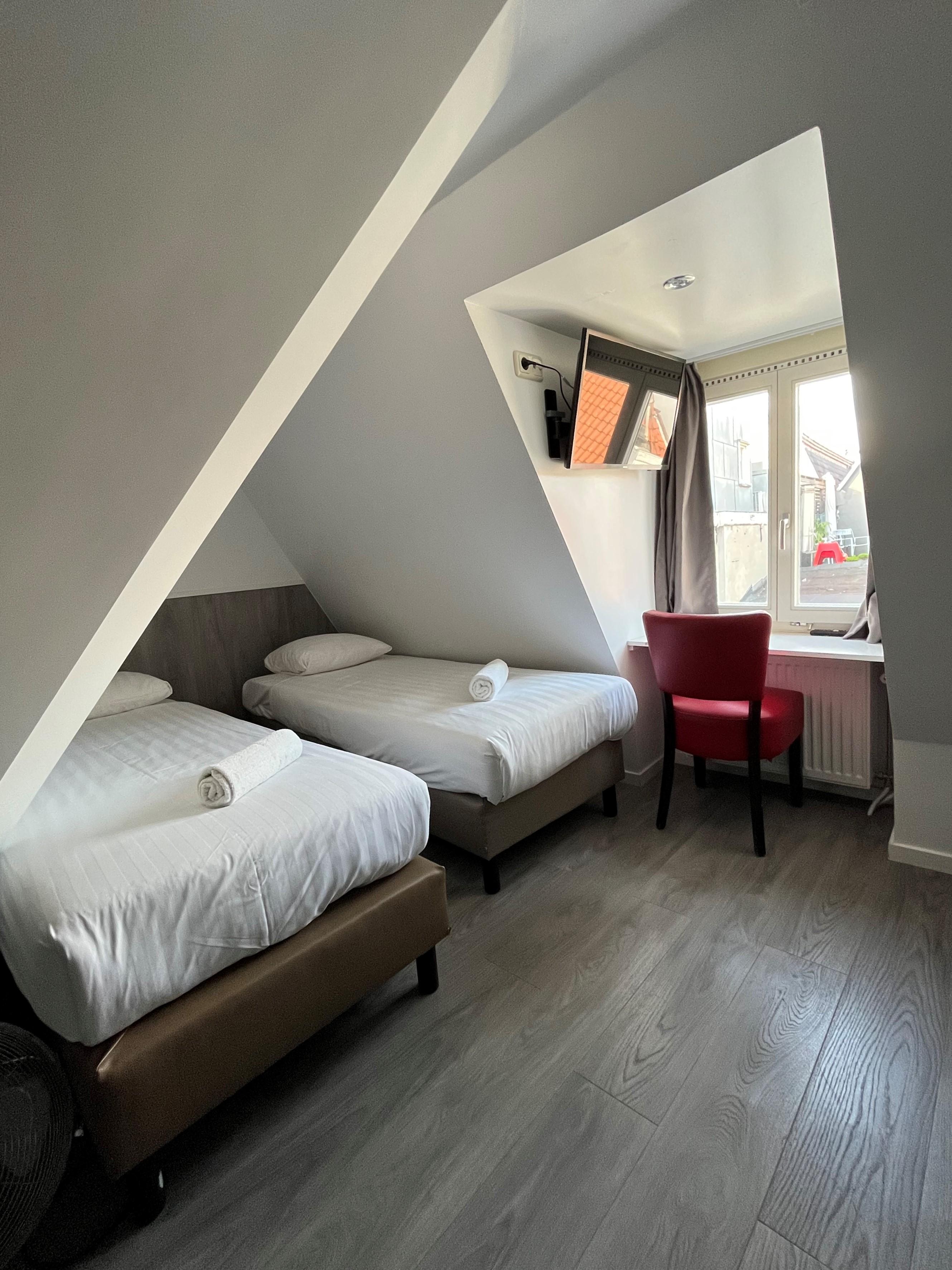 Room, Triple, Attic