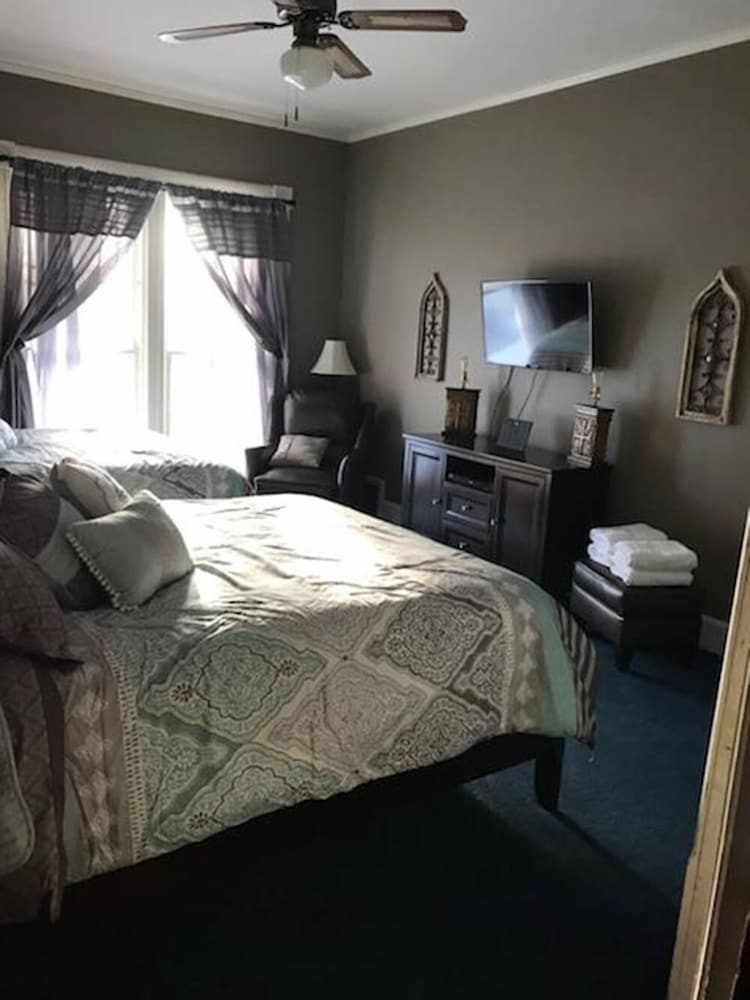 Evans Holly Grove Inn Bed and Breakfast 8/19