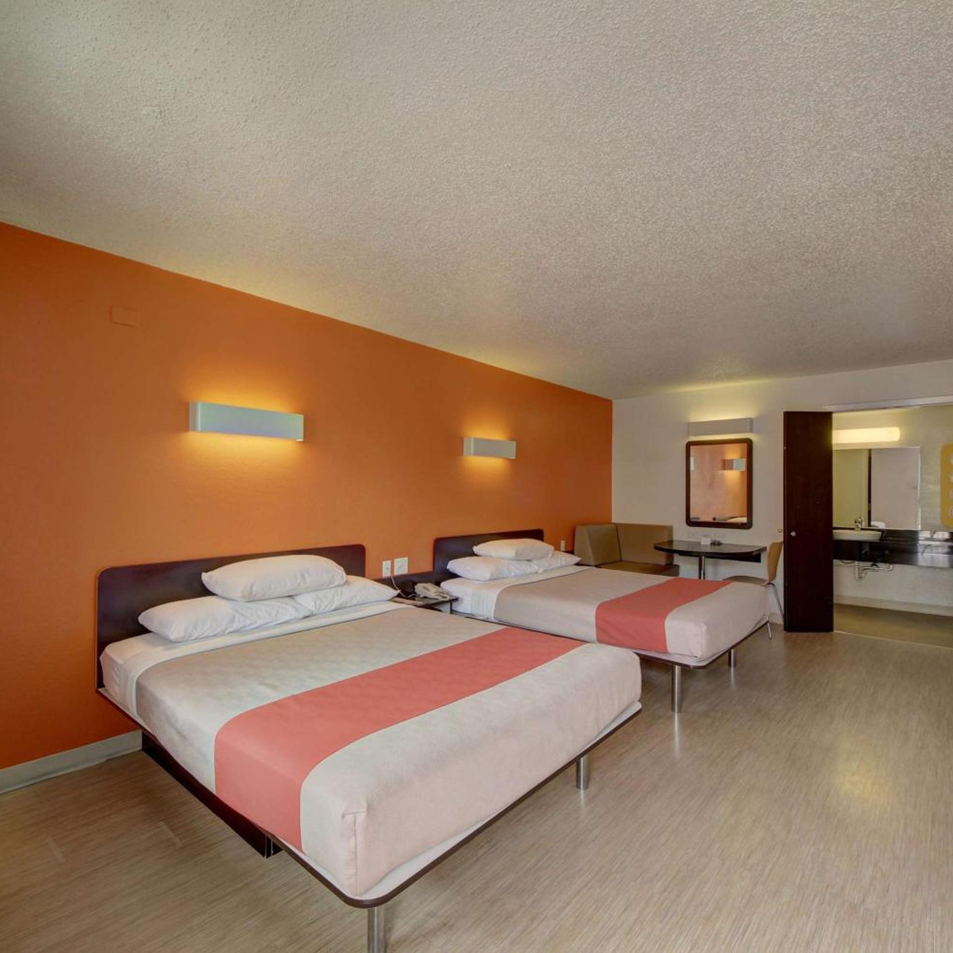 2 Queen Beds ADA/Tub