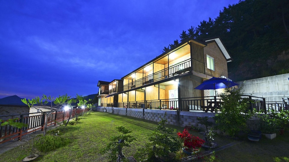 Yeosu Hwangto Pension 4/50