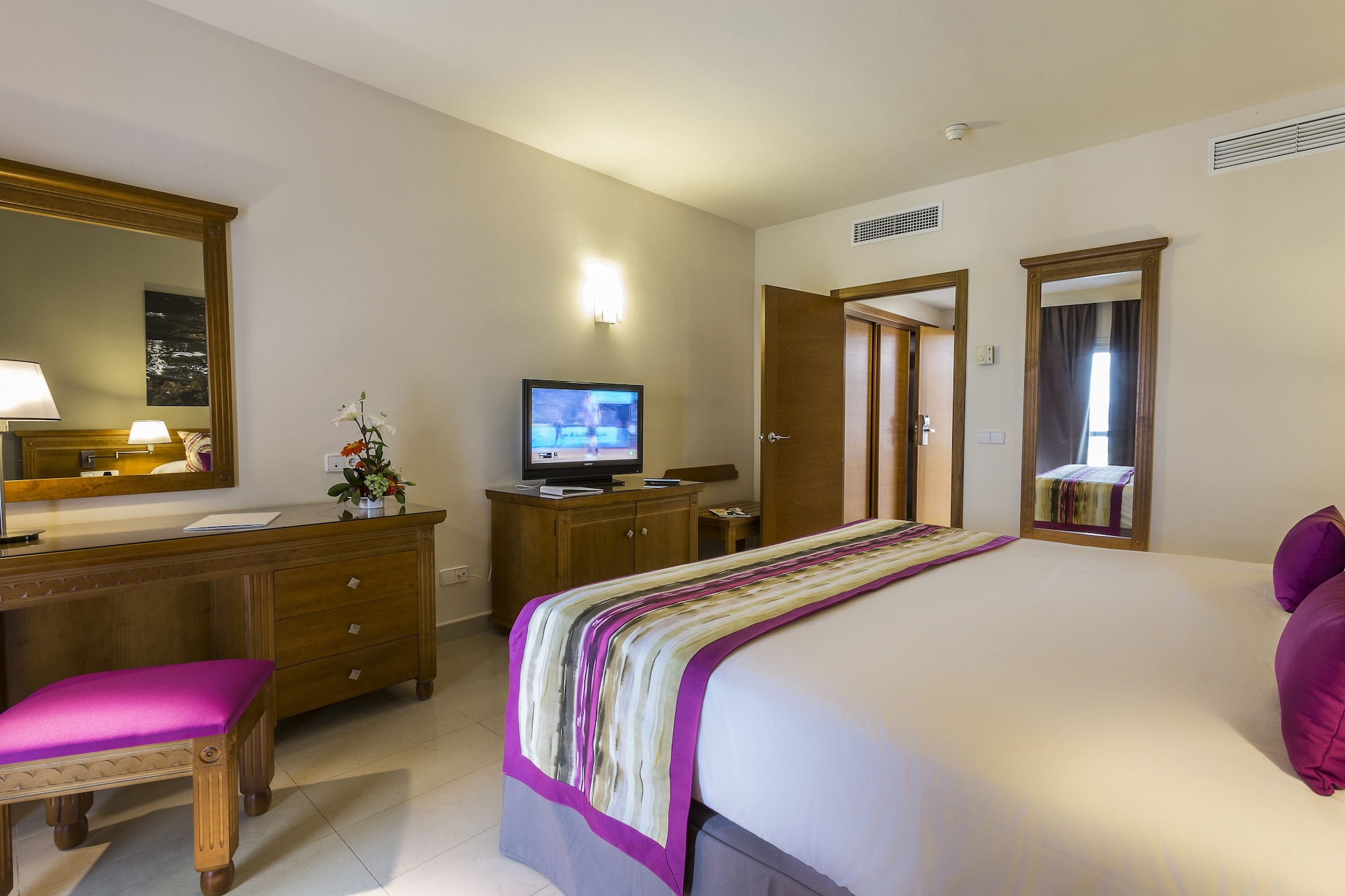 غرفة ديلوكس بسرير كينج بإطلالة على الحديقة، GRAND PALLADIUM PALACE IBIZA RESORT 3/6