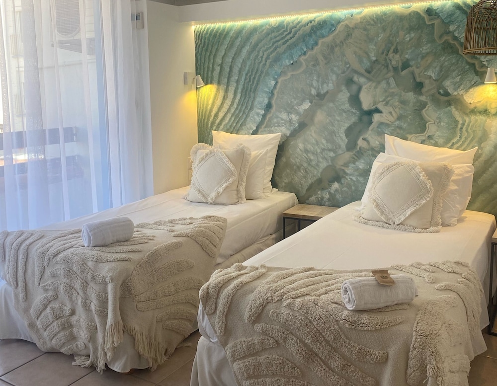 SIGNATURE, TWIN BEDS, TERRACE