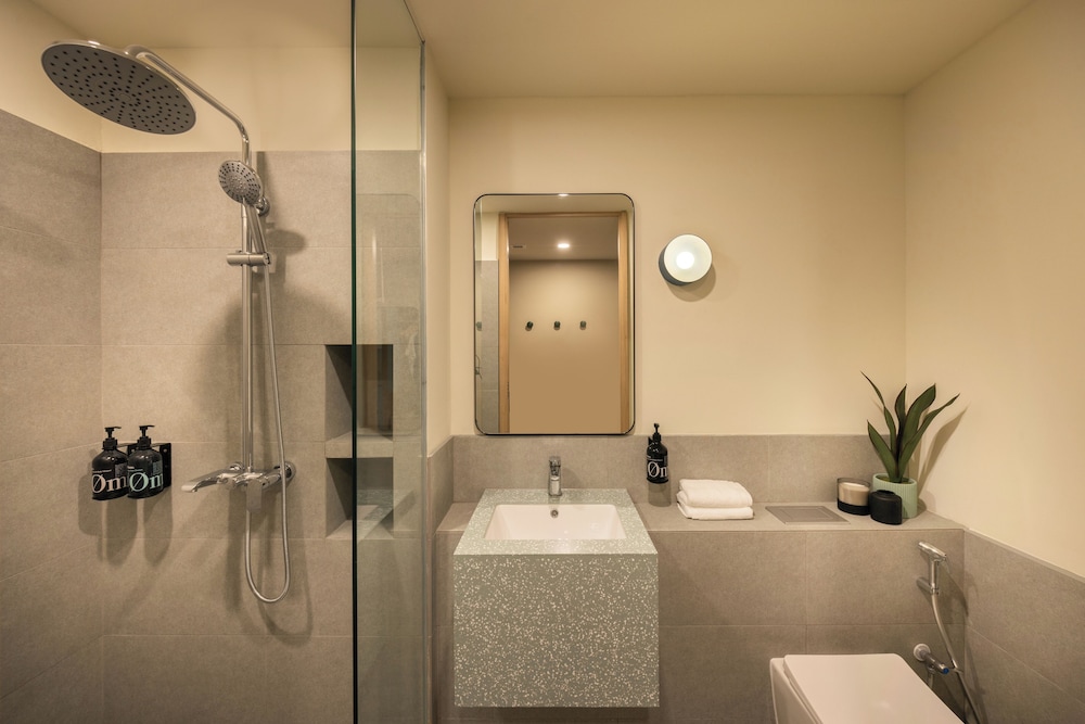 2 BEDROOMS, FAMILY SUITE, KITCHENETTE