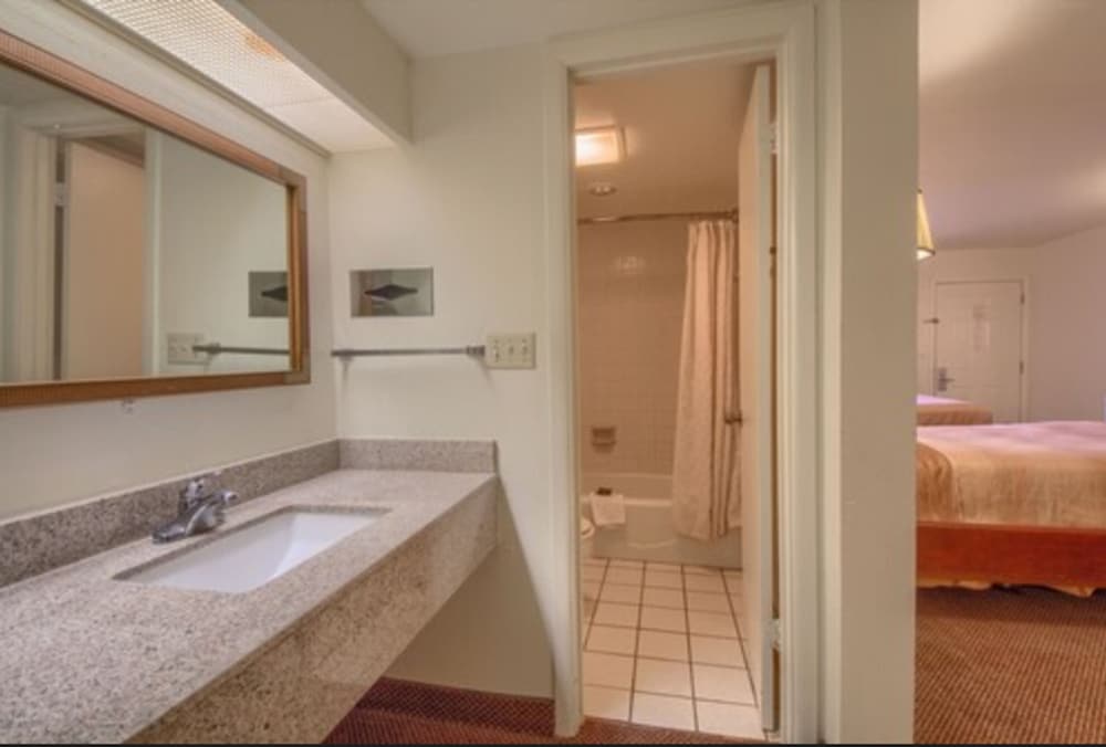 Americas Best Value Inn Uvalde 14/31