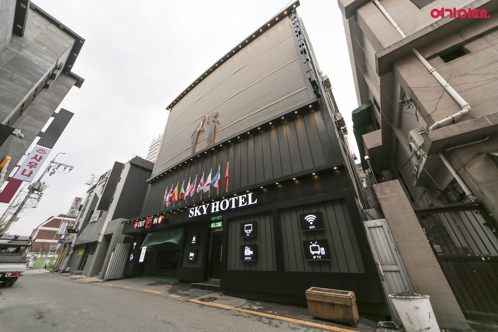 Sky Motel 3/31