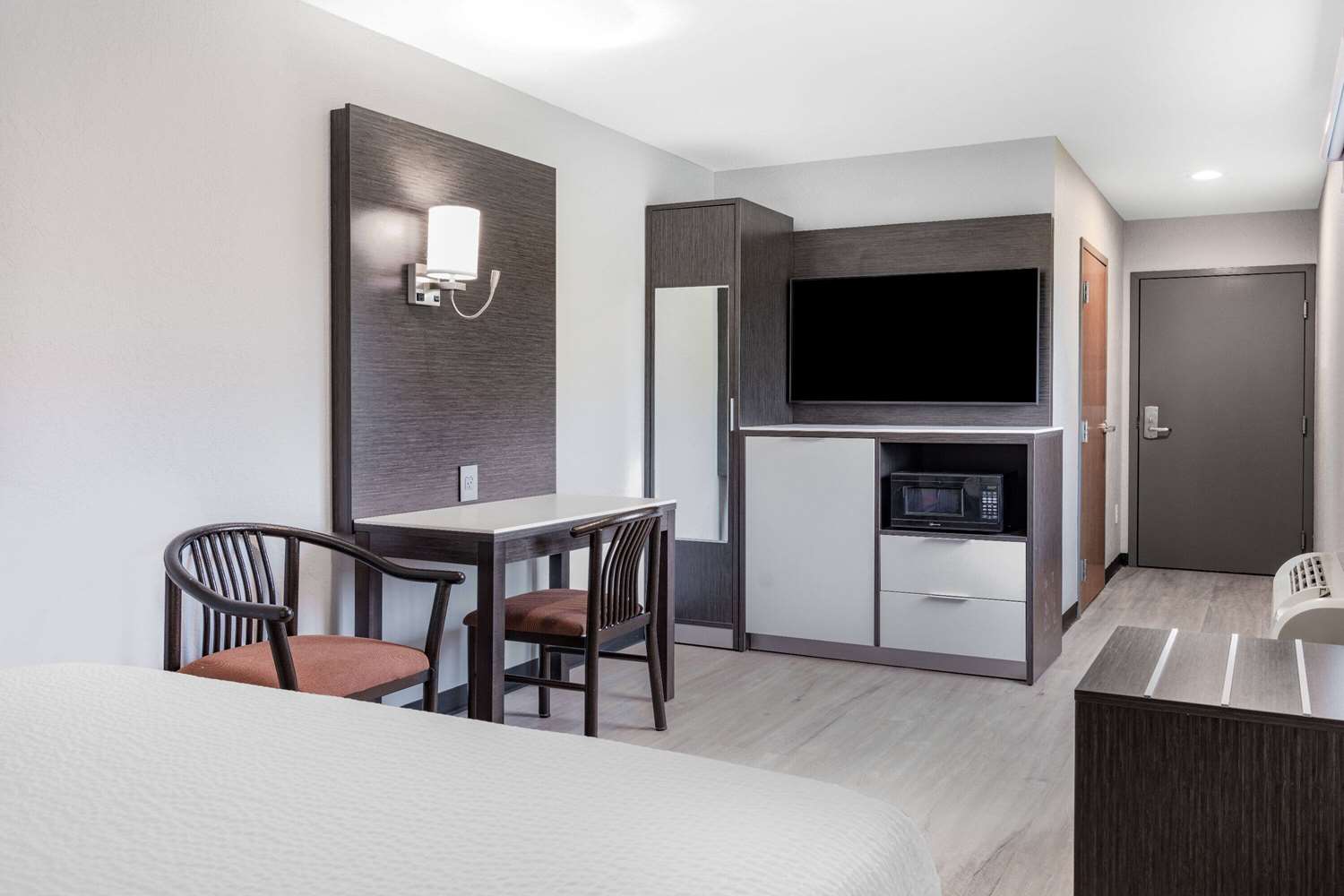Days Inn and Suites By Wyndham Niagara Falls/Buffalo 32/40