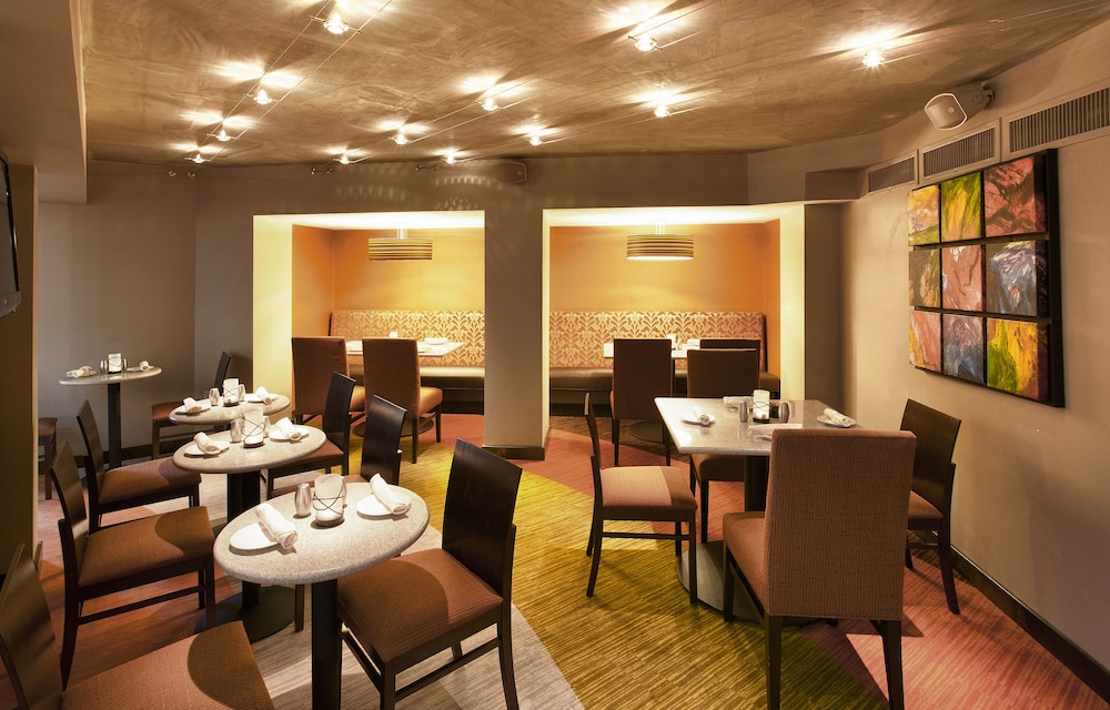 Holiday Inn Hotel And Suites Phoenix Airport North 57/86