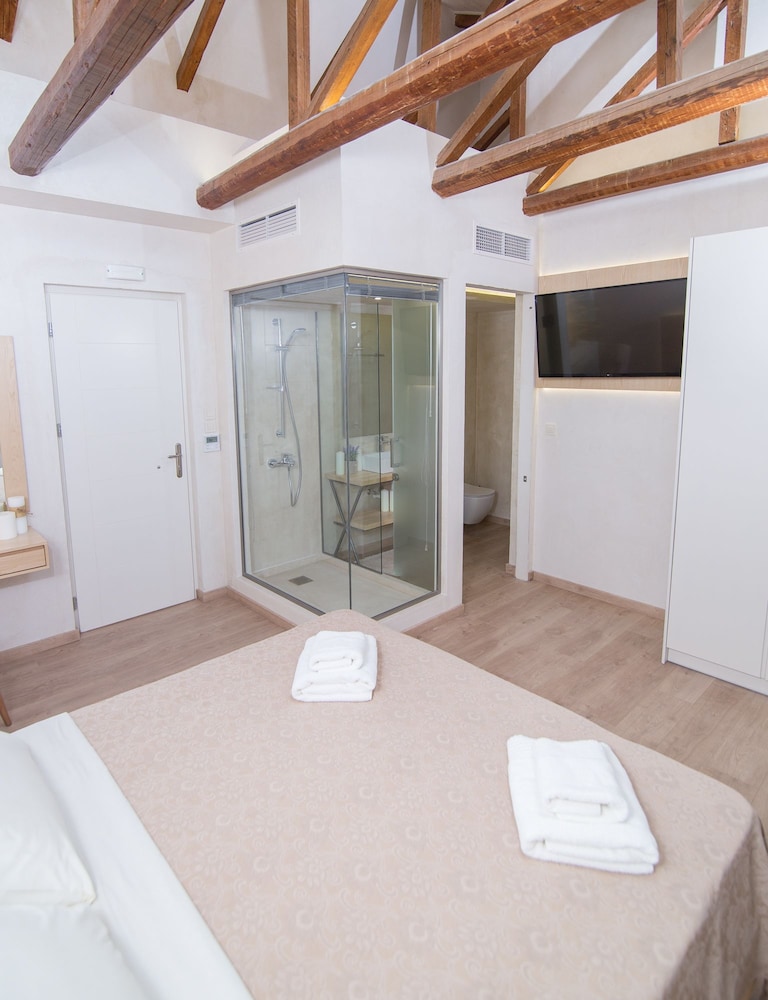 Panellinion Luxury Rooms 28/41