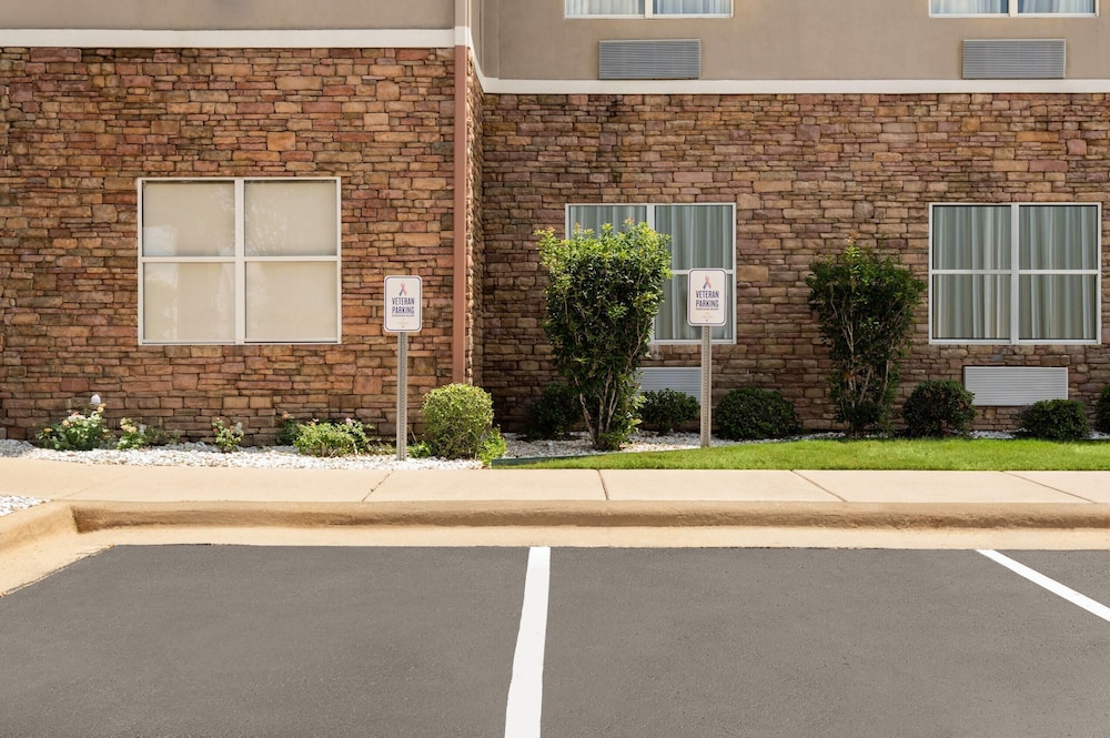 La Quinta Inn and Suites by Wyndham Montgomery 47/50