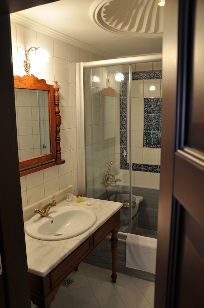 Aruna Hotel 49/50