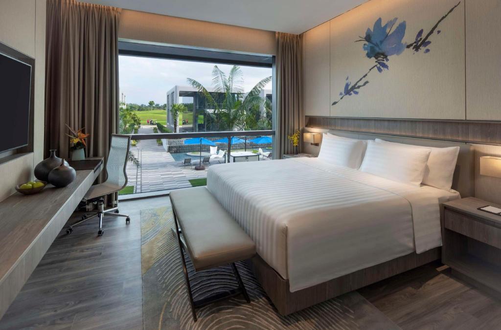 Dusit Executive Club Pool View King