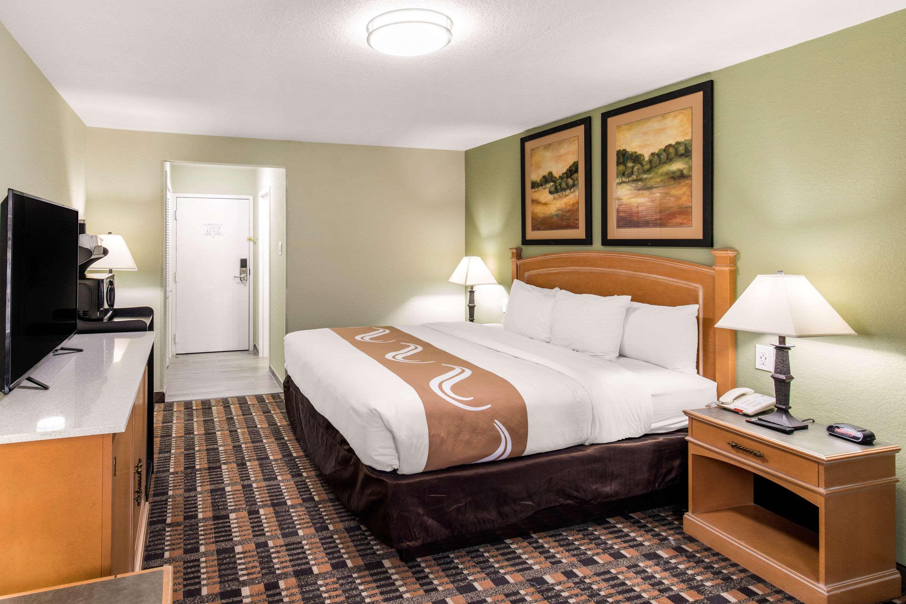 غرفة بسرير كينج، QUALITY INN AND SUITES PLANO EAST RICHARDSON 6/8