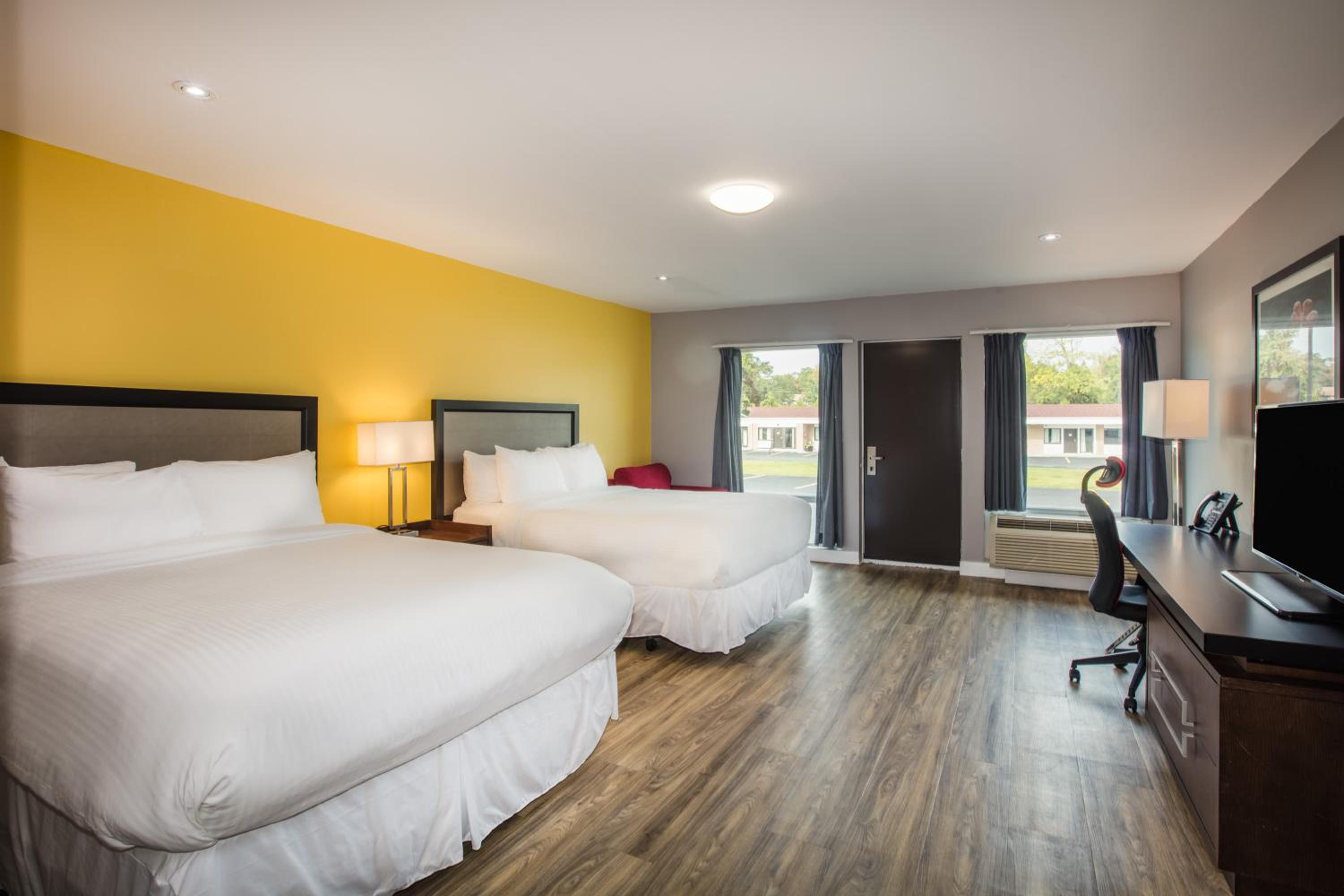 Room, King Bed, 2 Queen Beds, Lake Side, West Wing