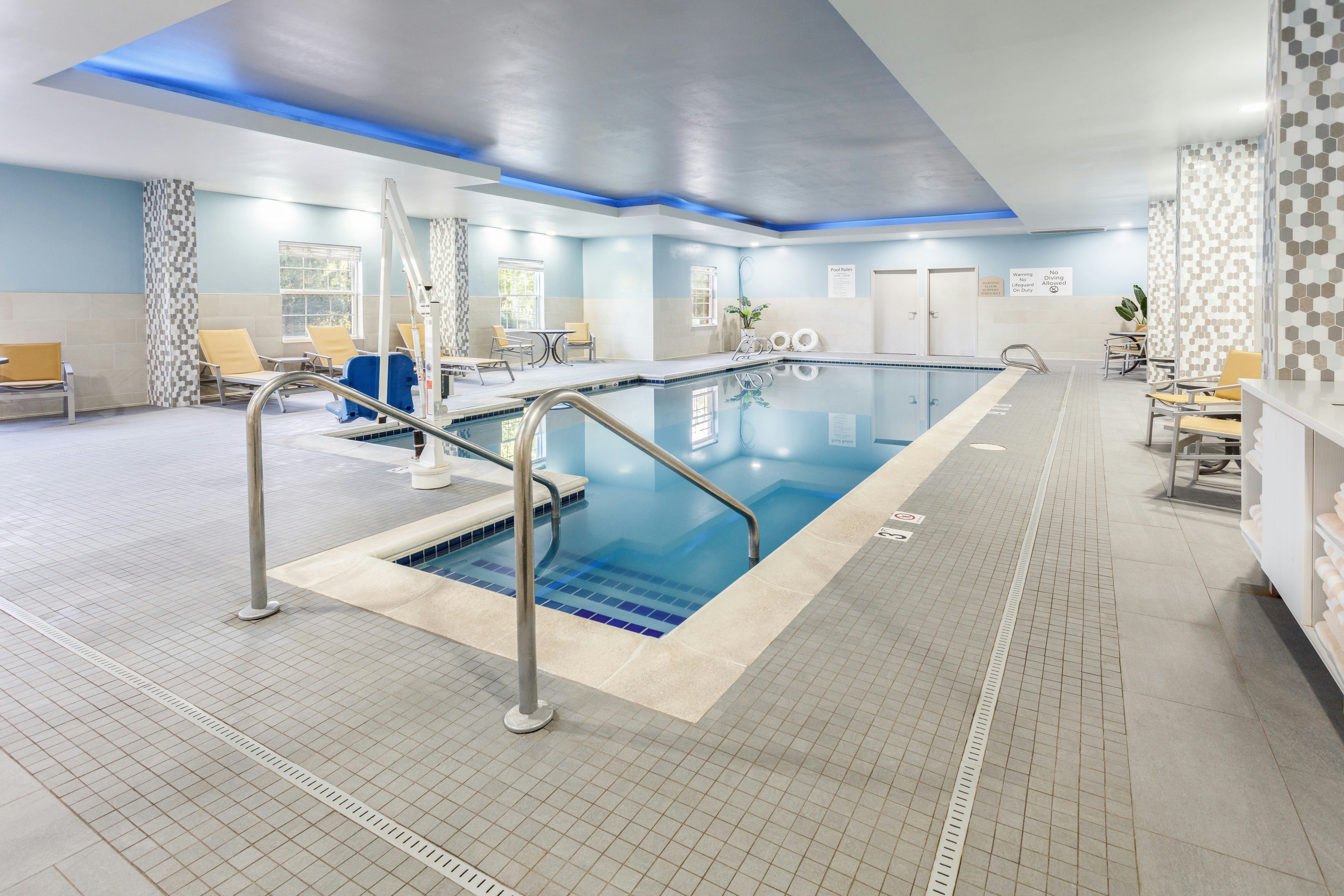 Holiday Inn Express Suites Williamsburg 30/56