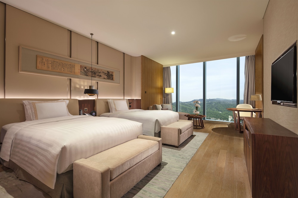 PREMIER, 2 QUEEN BEDS, ATTRACTION VIEW
