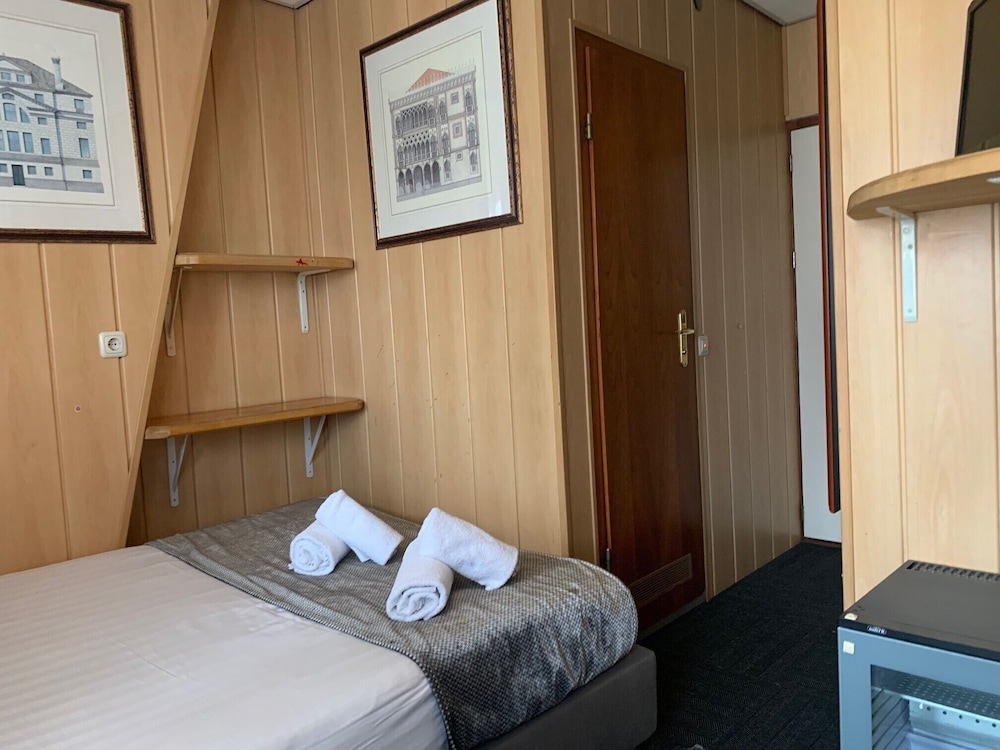 Di-Ann Hotel 27/67