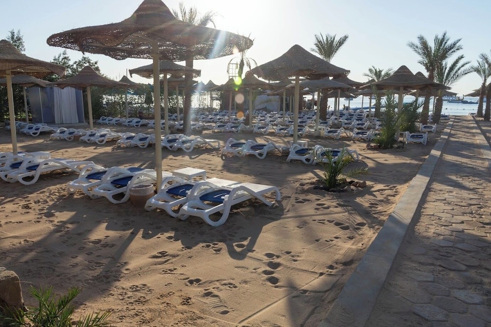 Cataract Lyalina Beach 32/44