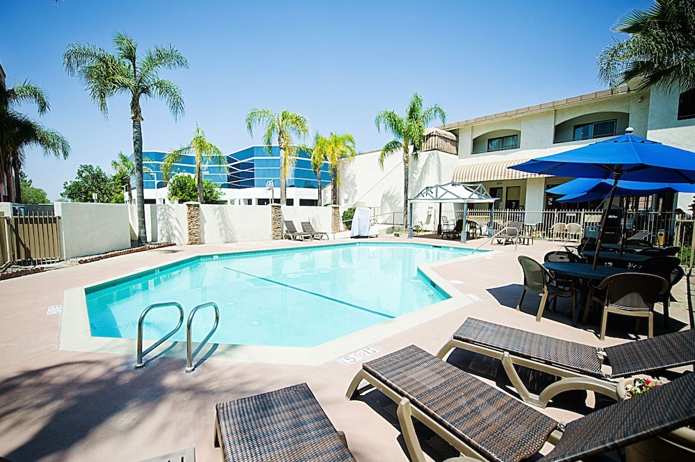 Hotel D Lins Ontario Airport 7/45