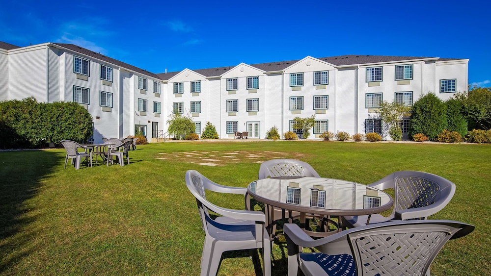 Charlevoix Inn Suites, SureStay Collection by Best Western 5/45
