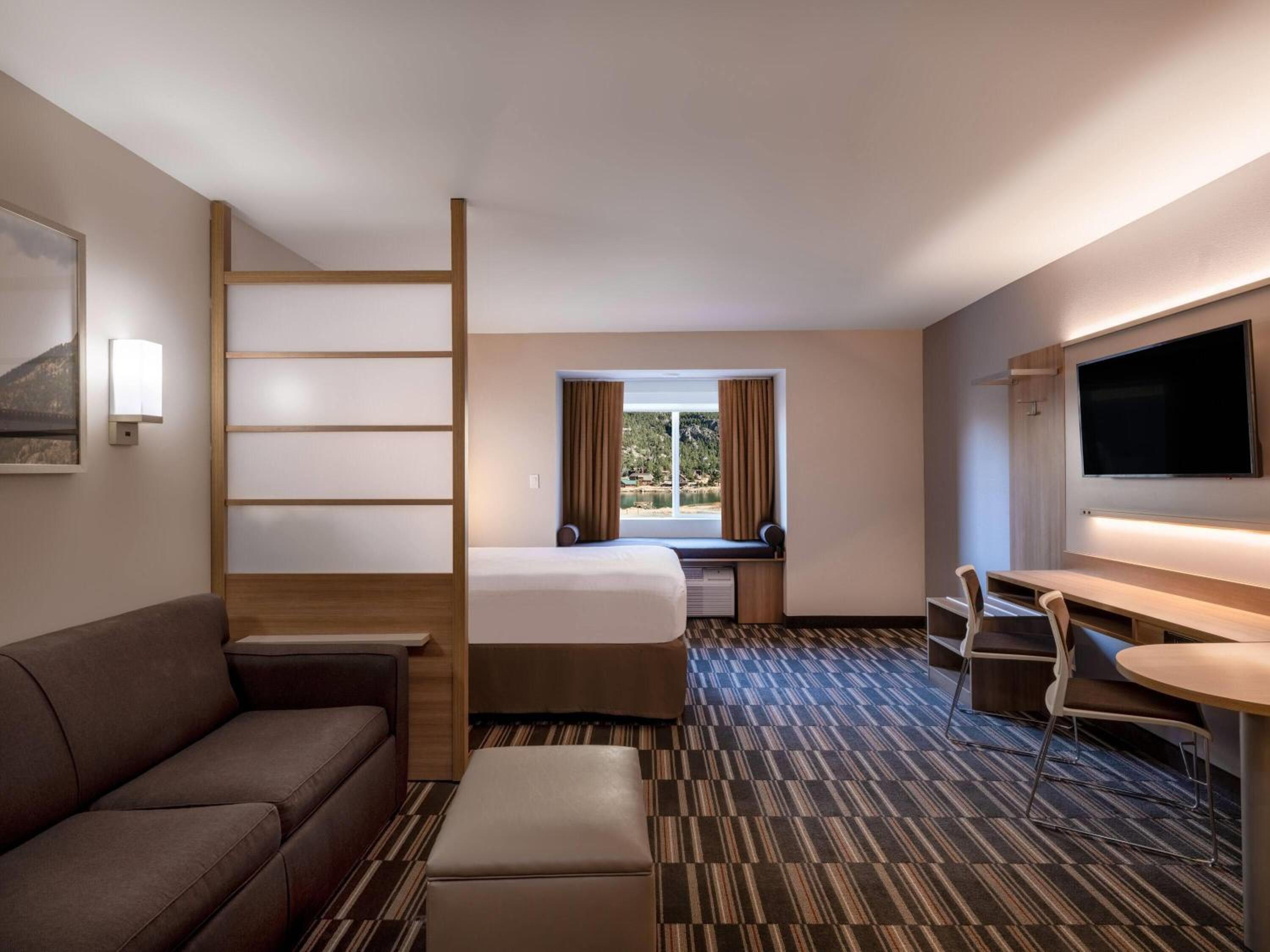 Suite, Queen Bed, Sofa