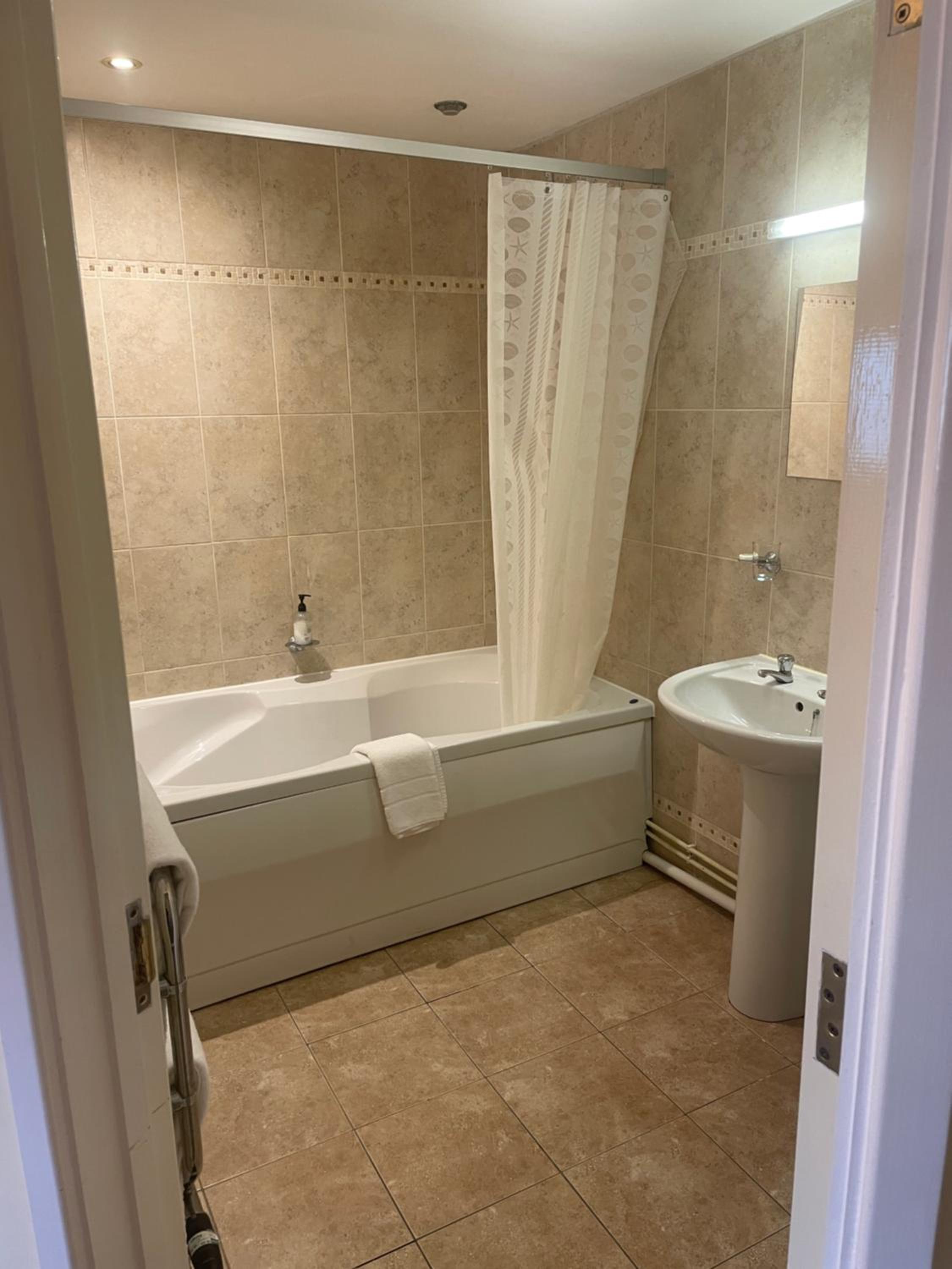 جناح، Hotel 1843 Reading 2/3