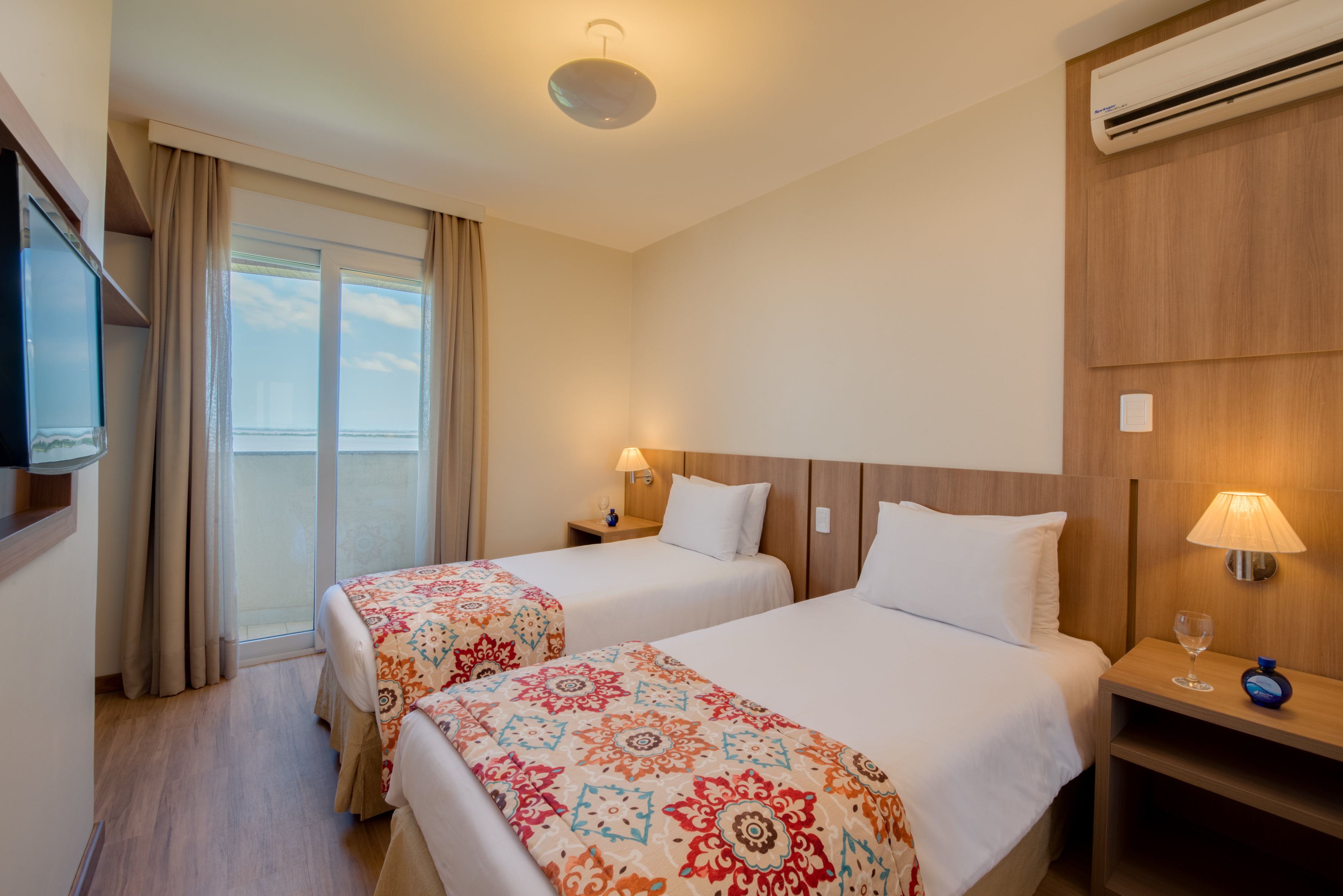 LUXURY, TWIN BEDS