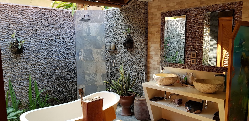 كوخ ديلوكس بسرير كينج بإطلالة على الحديقة، Puri Dajuma Beach Eco Resort & Spa 7/7