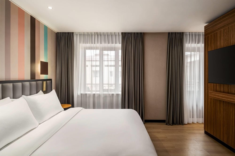 DELUXE, KING BED