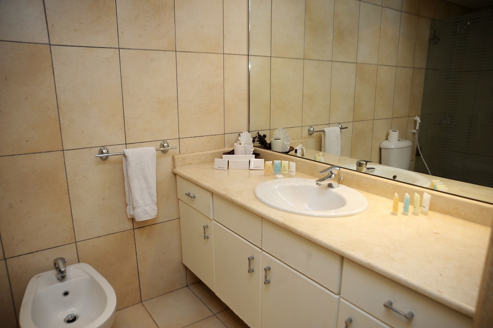 QUEENS SUITE HOTEL 60/61