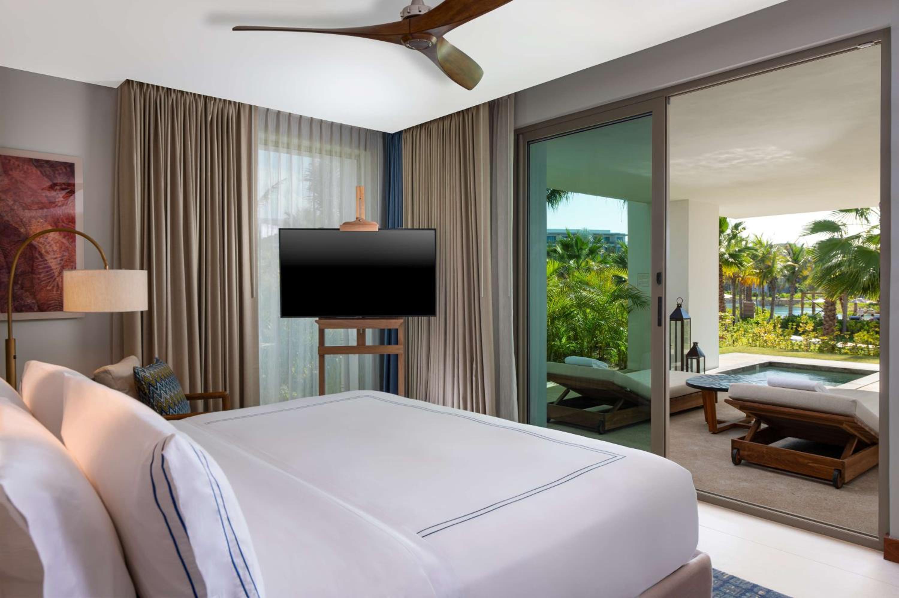 Suite, King Bed, Partial Ocean View, Sofa, Plunge Pool