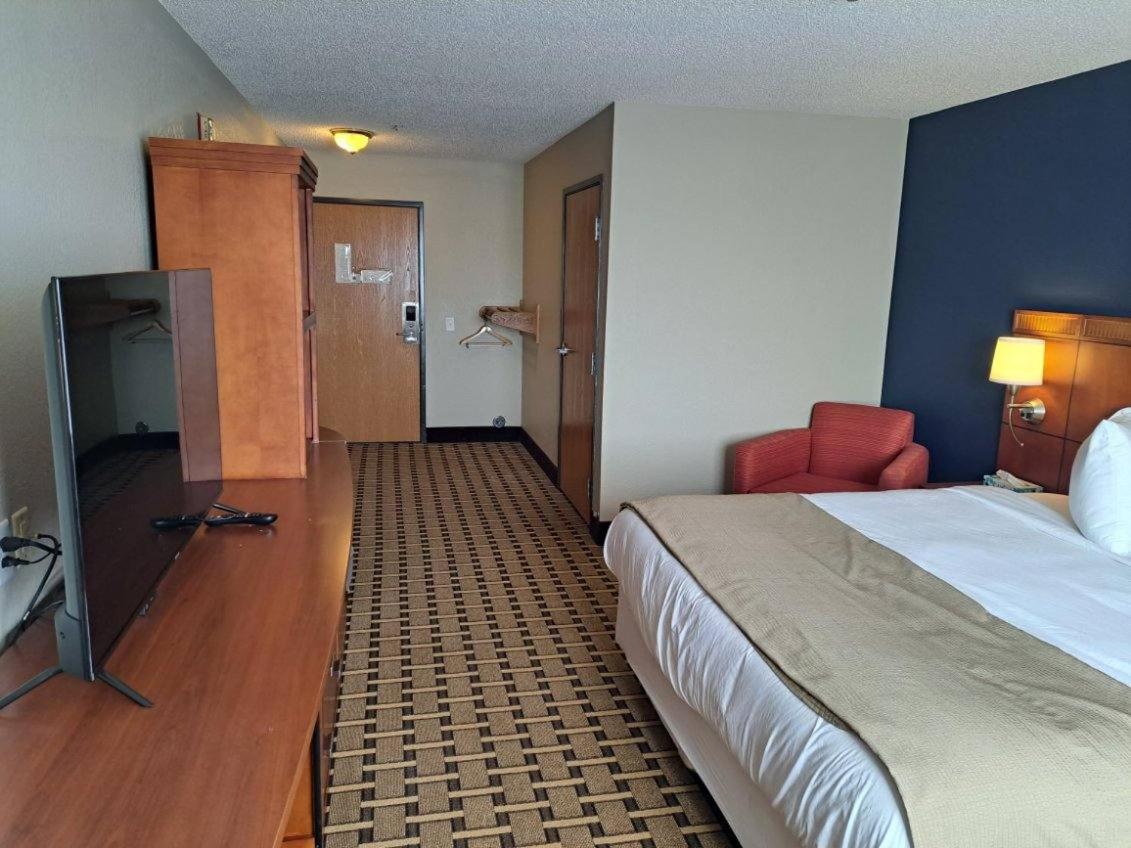 Crossroads Hotel 3/29