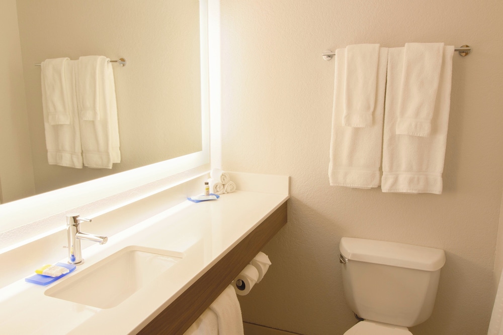 جناح بسريرين كوين، Holiday Inn Express Hotel And Suites Worthington 3/3