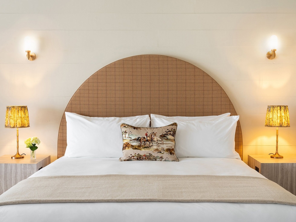 SUPERIOR, SUITE, KING BED, BATHTUB
