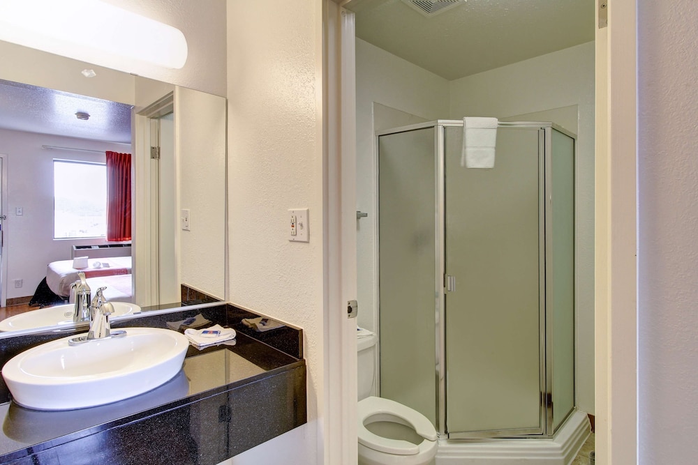 Motel6 Amherst, OH - Cleveland West - Lorain 41/41