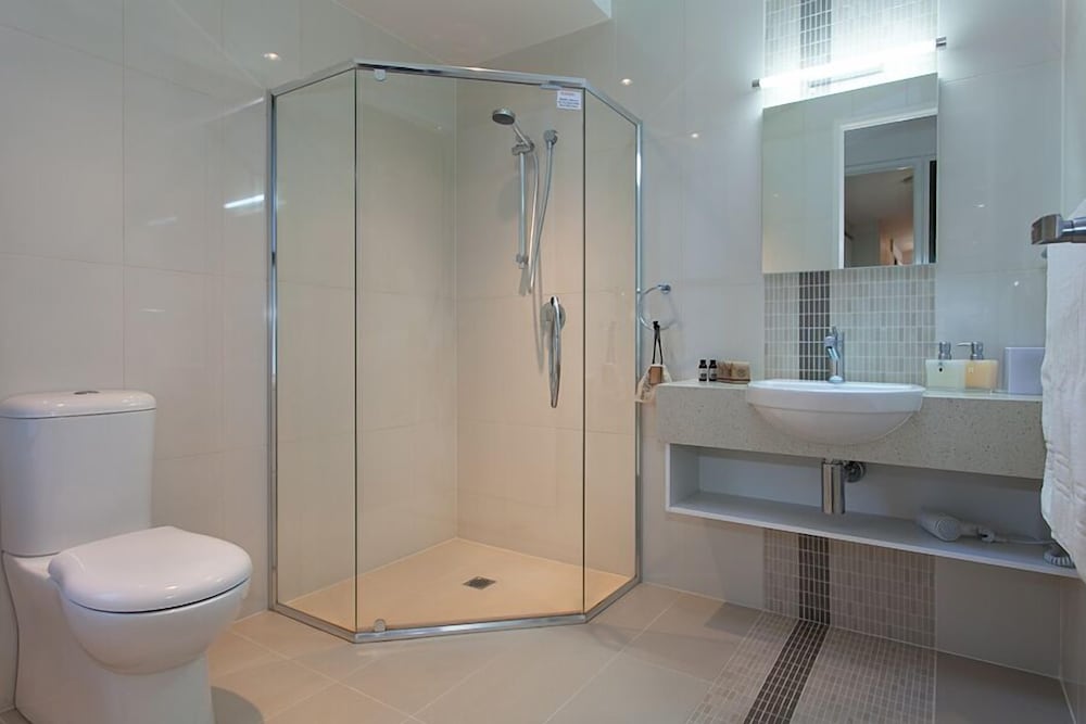 EUMARELLA SHORES NOOSA LAKE RETREAT 63/65