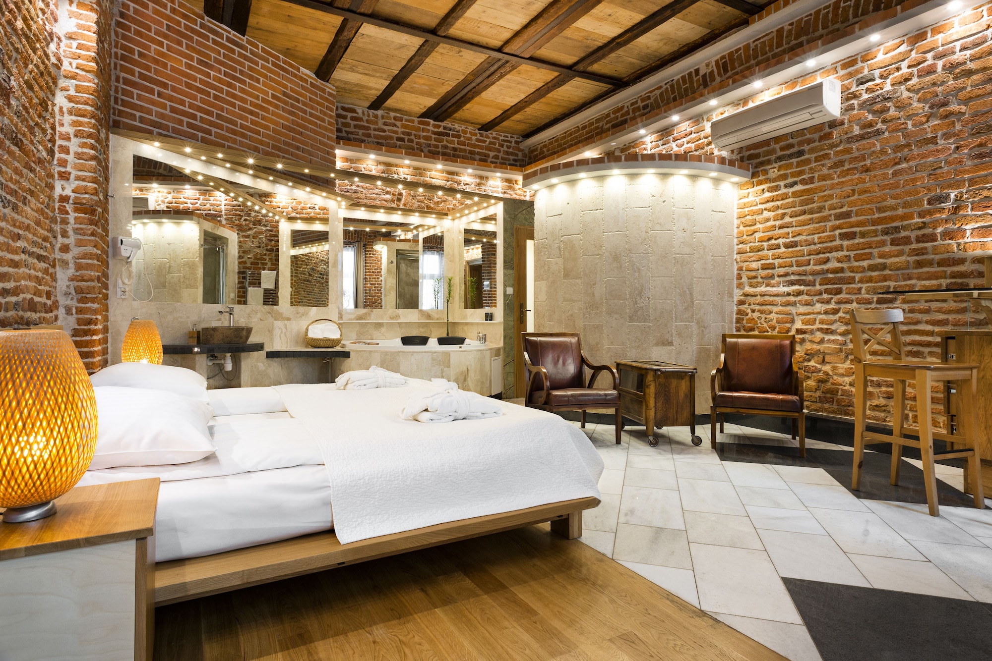 EXECUTIVE, SUITE, KING BED