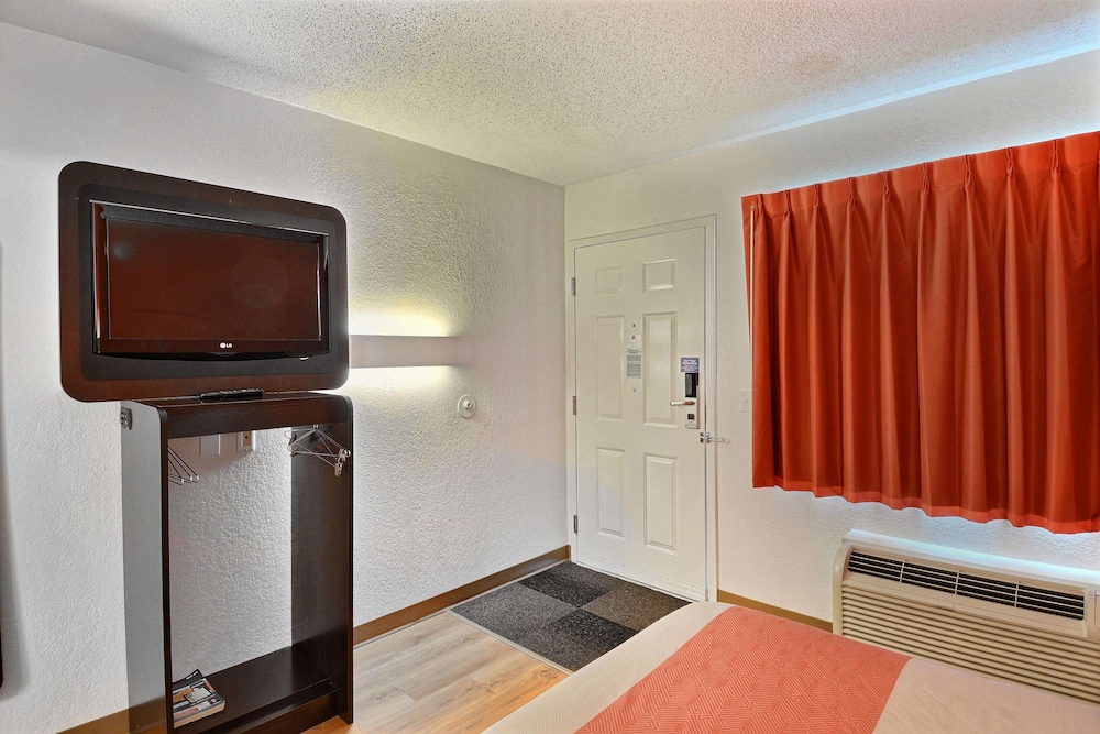 Motel6 Tewksbury, MA - Boston 32/42