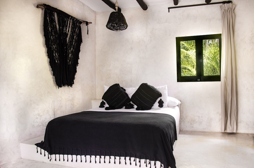 Room, King Bed, Jungle View