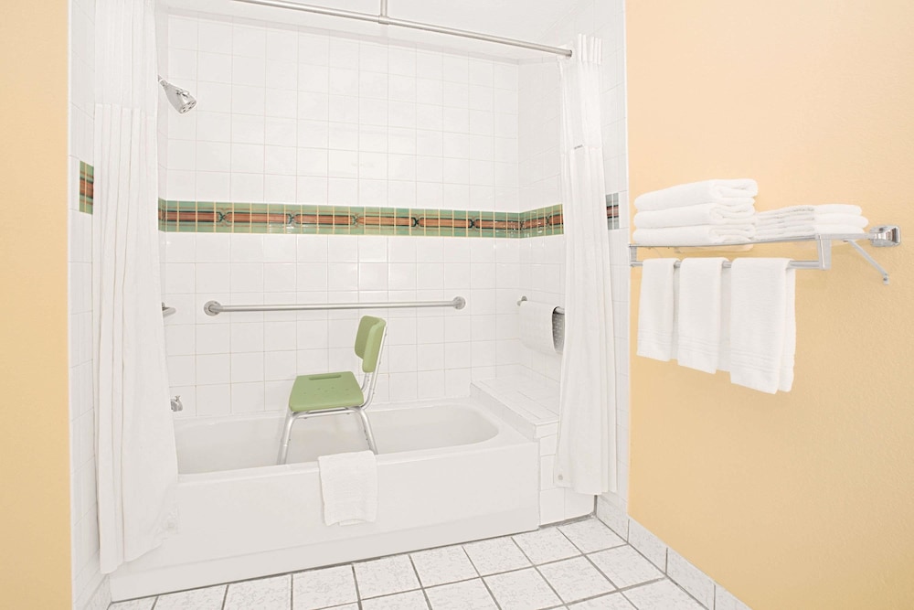Days Inn & Suites by Wyndham Red Rock-Gallup 3/20